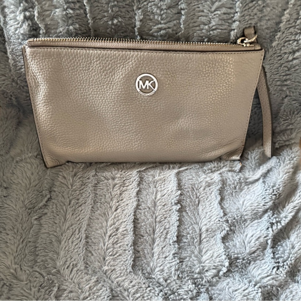 Michael Kors Pebble Leather Wristlet in Gray